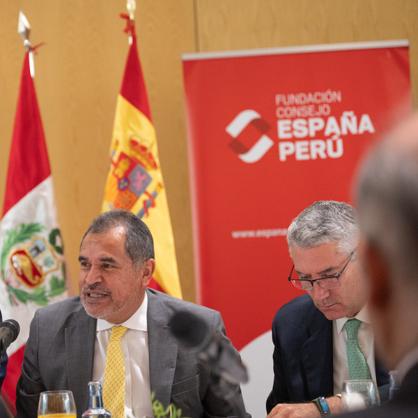 Juan Carlos Mathews, Ministro de Comercio Exterior y Turismo de Perú, se reúne con la FCEP